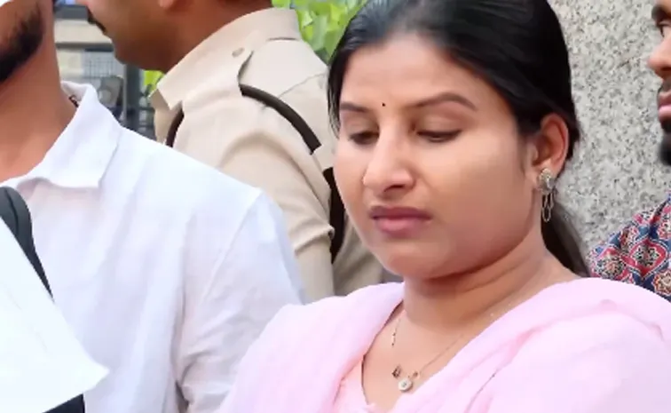 'నా వల్ల కావడం లేదు.. నా తప్పుంటే జైలుకైనా వెళ్తా'.. సింగర్ మంగ్లీ ఆవేదన