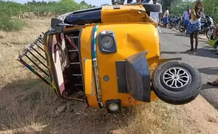 Auto Rickshaw Overturns In Nagayalanka, Krishna District