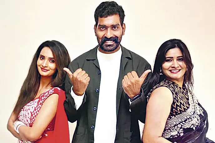 సముద్రం నేపథ్యంలో...