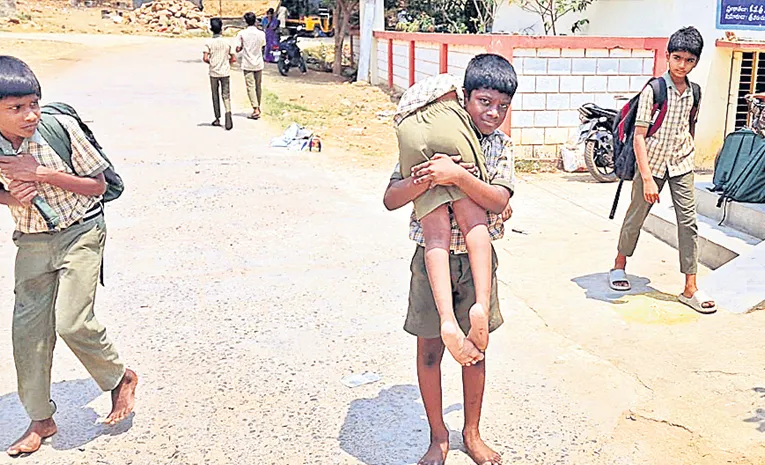 అమ్మలా మోసి.. నాన్నలా కాచి