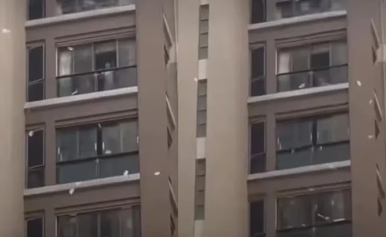 మొగుడుమీద అలిగింది..నోట్ల వర్షం కురిసింది!