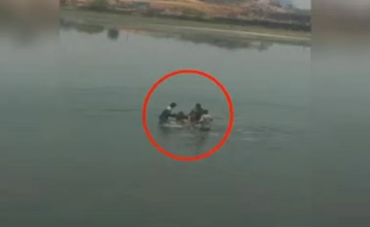 Hyd: విద్యార్థిని ఆత్మహత్యాయత్నం.. కాపాడిన పోలీసులు