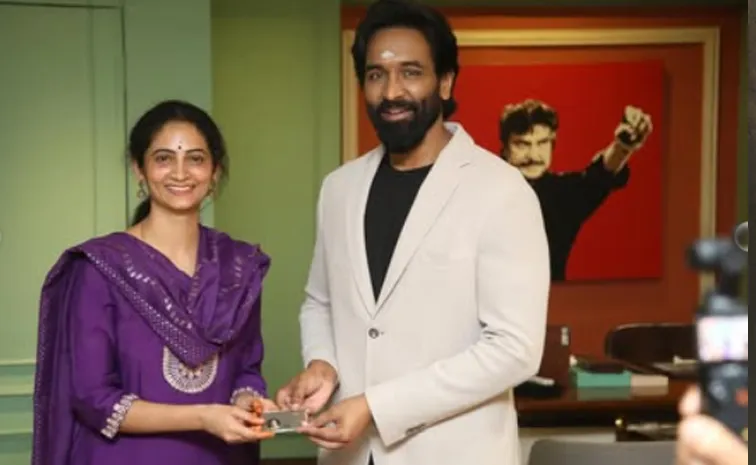 Tollywood anchor Jordar Sujatha Maa membership Card