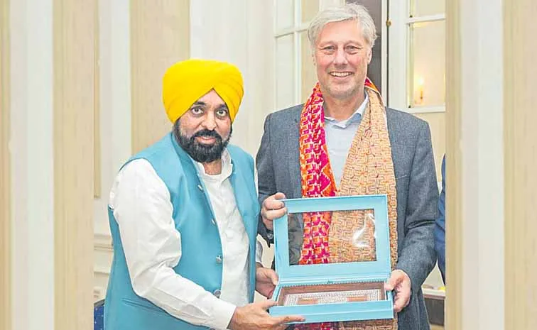 Punjab CM Bhagwant Mann meets former Netherlands player3