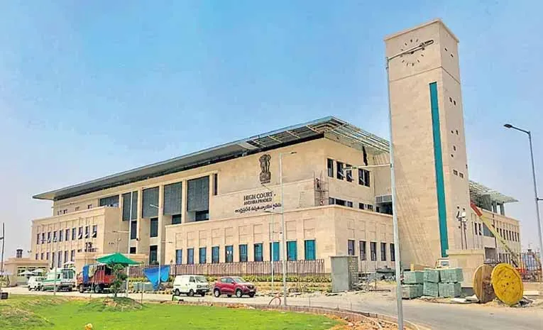 Police attempts to arrest Srihari and Girish