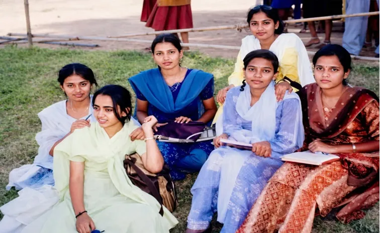 tollywood actress Madhavilatha Shares Her Degree College days pic