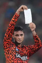 Lady Fan Grabs Hands Of SRH Batter Abhishek Sharma Video Viral 