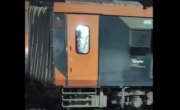 పట్టాలు తప్పిన వందే భారత్ రైలు