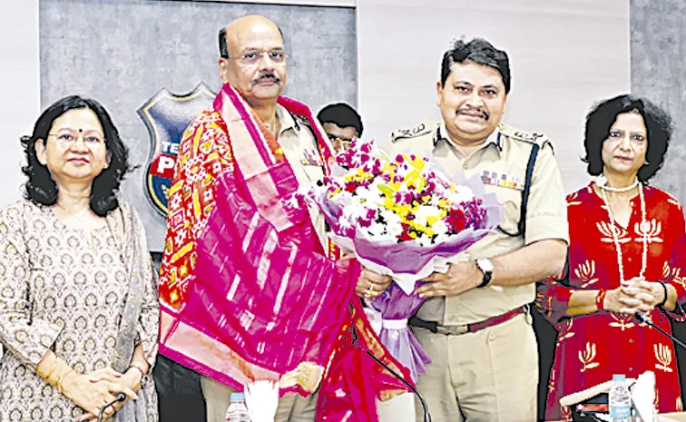 పోలీసులకు పుట్టినరోజు, వివాహ వార్షికోత్సవానికి సెలవులు