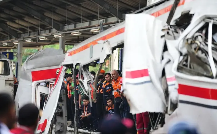 Jakarta Train Tragedy 7 Dead as Trains Collide