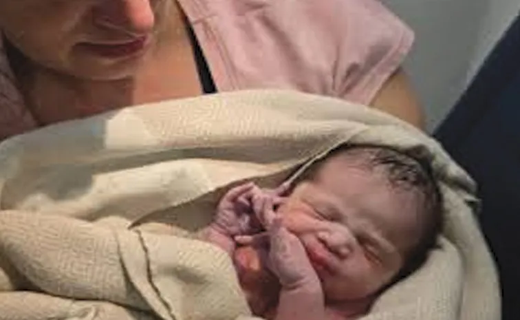 విమానంలో మహిళ ప్రసవం 