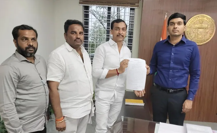 మూసివేసిన రేషన్‌ షాపులను తెరిపించండి