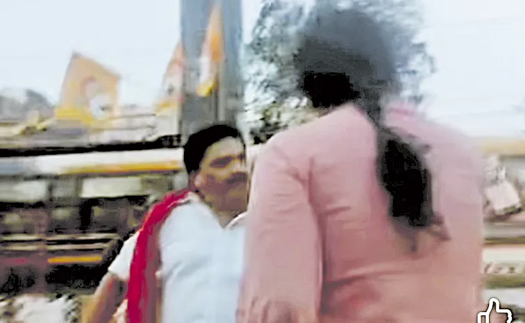 న్యాయం అడిగిన అబలపై నడిరోడ్డుపై దాడి 