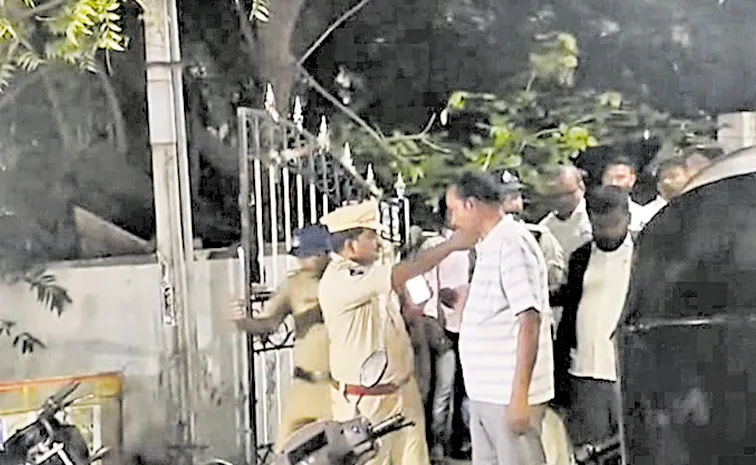 పోలీసులే కిడ్నాపర్ల అవతారమెత్తి..