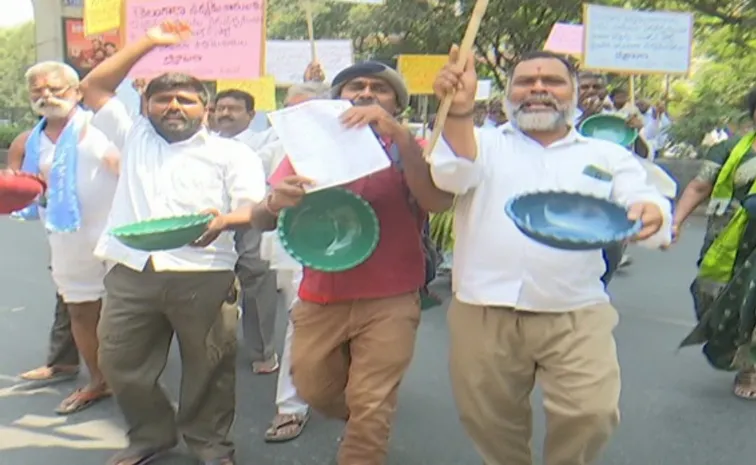 గాంధీభవన్‌ ముందు భిక్షాటన.. ఉద్రిక్తత