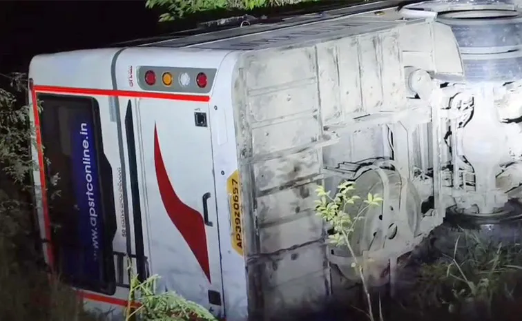 నెల్లూరు జిల్లాలో ఆర్టీసీ బస్సు బోల్తా