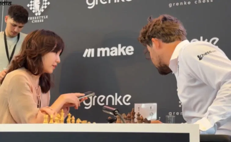 Magnus Carlsen Allows Opponent For Selfie After Her Phone Removed3