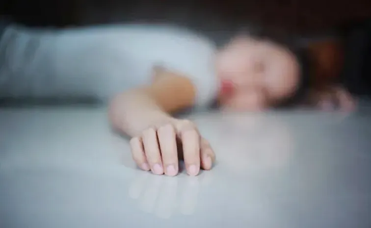 మైనర్ బాలిక ఆత్మహత్య.. రెండవ భర్తపై ఫిర్యాదు చేసిన తల్లి