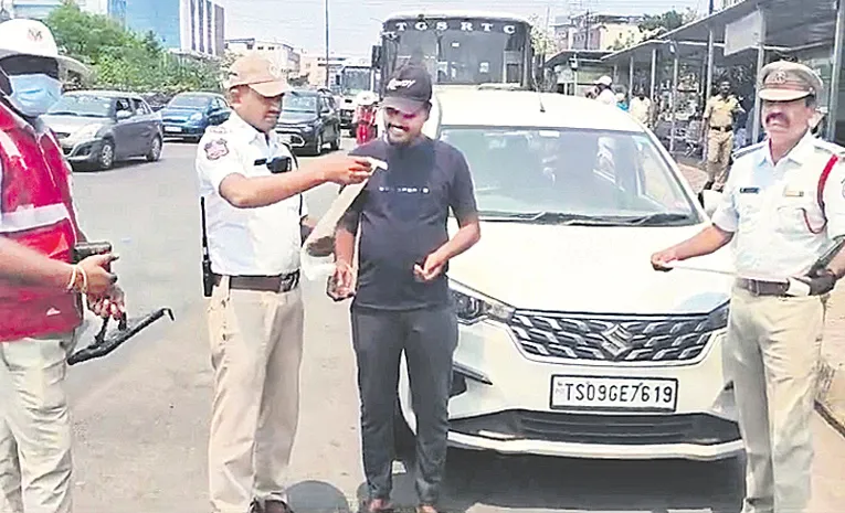 చలానాలు కట్టకుండా.. రికార్డ్ క్రియేట్ చేశాడు!