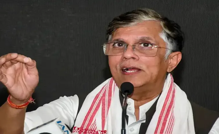 అస్సాం సీఎం హిమంత భార్యకు మూడు పాస్‌పోర్టులు 