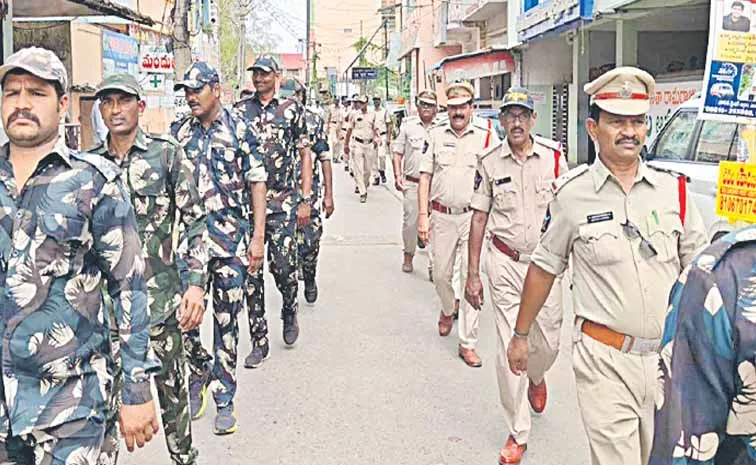 పోలీస్‌ దిగ్బంధంలో ఆకివీడు