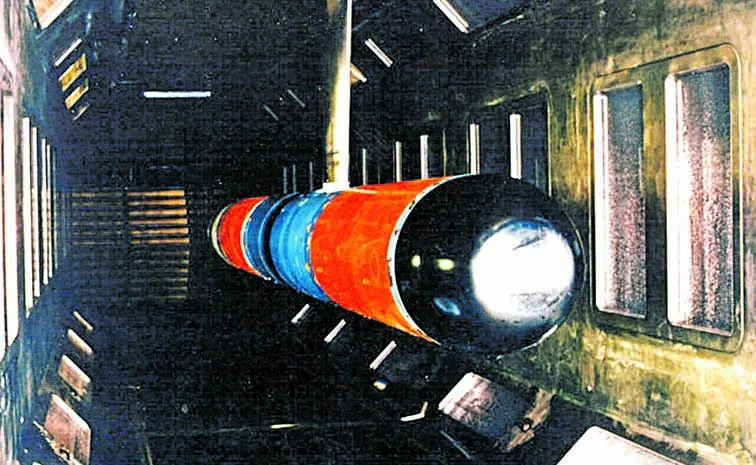 సంద్రాన సమరాంగణం సాగర గర్భంలో సొరంగం