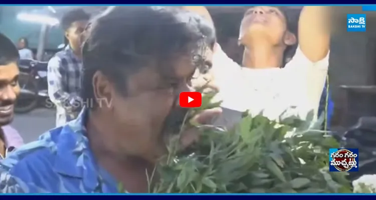 రాజకీయాల్లోకి తమిళ్ రౌడీ.. ఆకులు నములుతూ వింత ప్రచారం