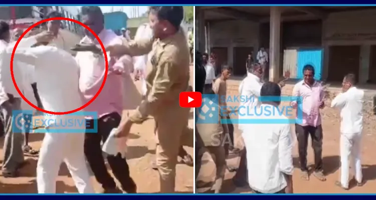 బస్సు TCని చెప్పుతో కొట్టిన ప్రయాణికులు.. కండక్టర్