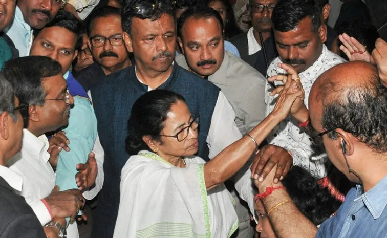 West Bengal Cm Mamata Banerjee began a dharna at an EVM strongroom