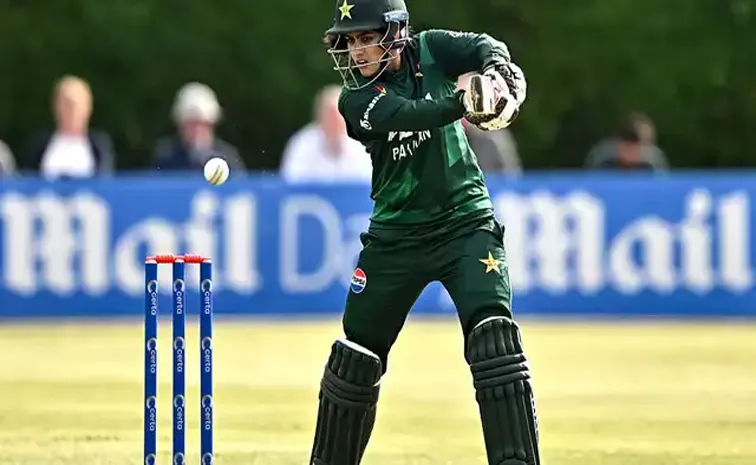 Feroza, Shamas bat big once more to trounce Zimbabwe 3-0