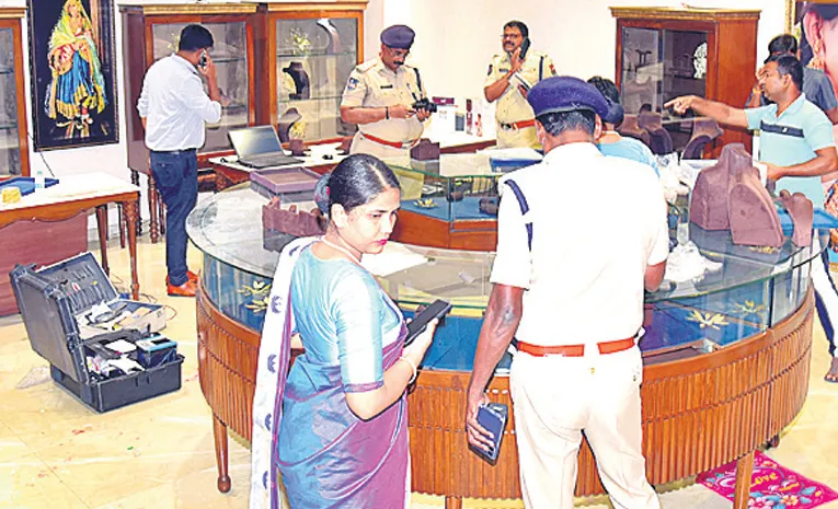 PMJ jewellery robbery case: Karimnagar police trace suspects to Bengal