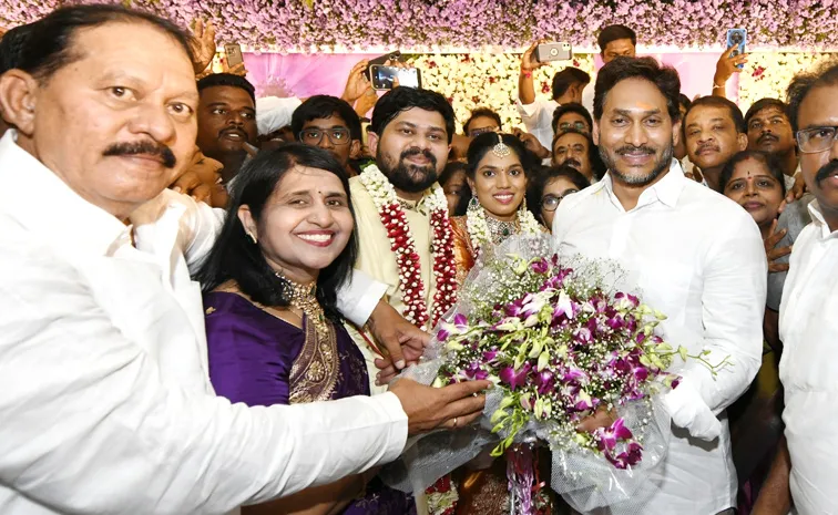 Ys Jagan Blessings To The Newlyweds In Pamidi Anantapur District