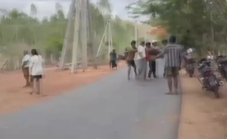 భూ వివాదం.. కత్తులతో దాడులు