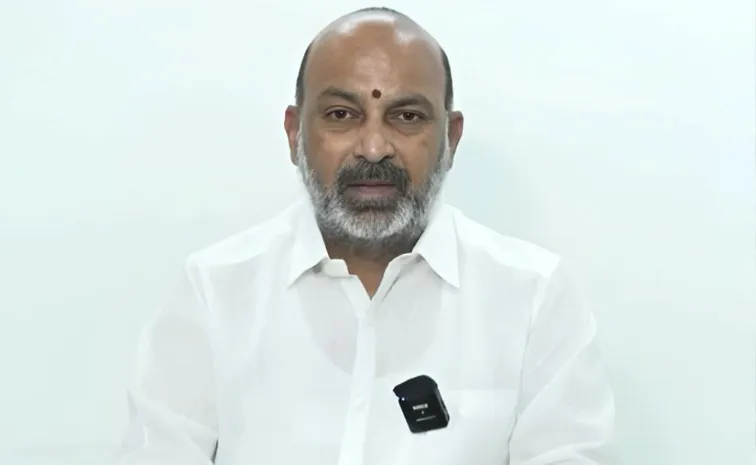 బండి సంజయ్ తల్లి శకుంతలకు గుండెపోటు