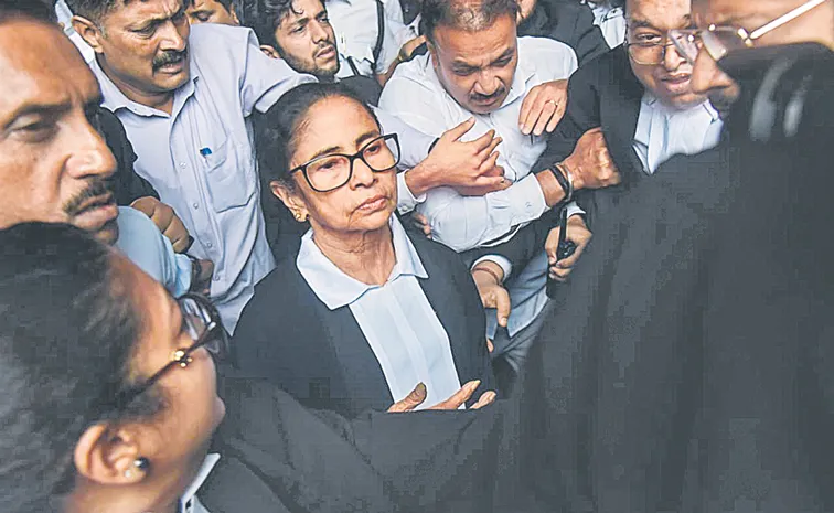 మరోసారి లాయరైన మమత 