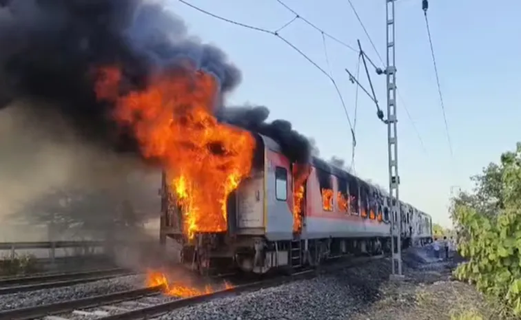 Massive fire breaks out in Rajdhani Express near Ratlam