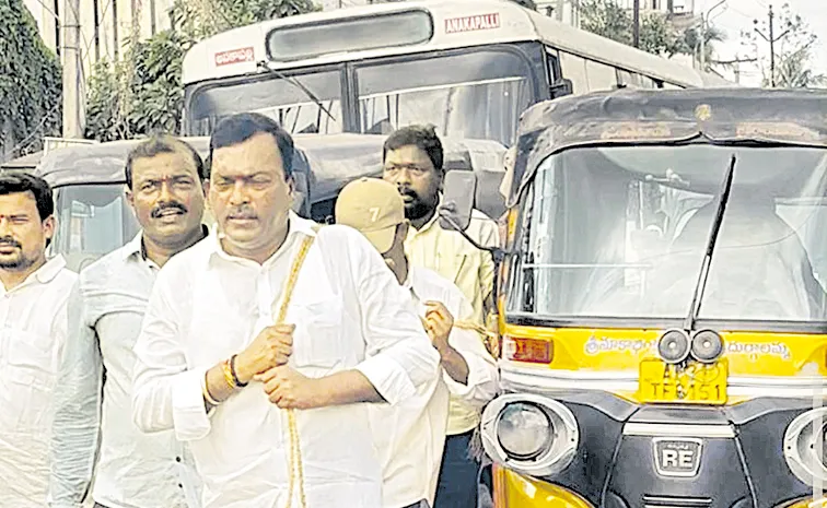 Auto-rickshaw Workers Protest Against Fuel Price Hike