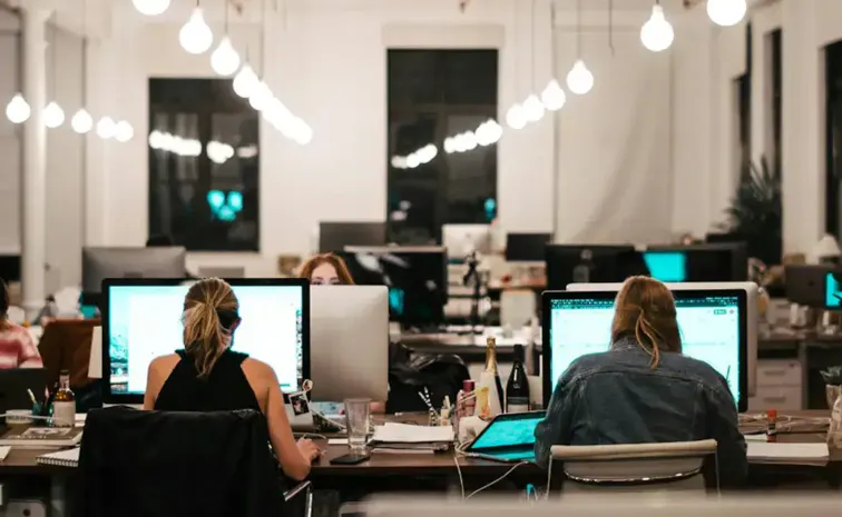 NRI Woman Compares Corporate Work Culture In India And US