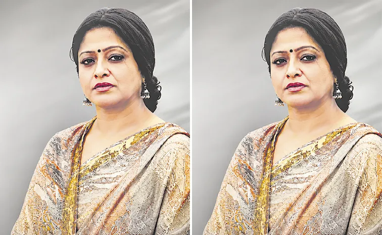 First Look Of Veteran Actress Raasi As Savitri From The Red Bag