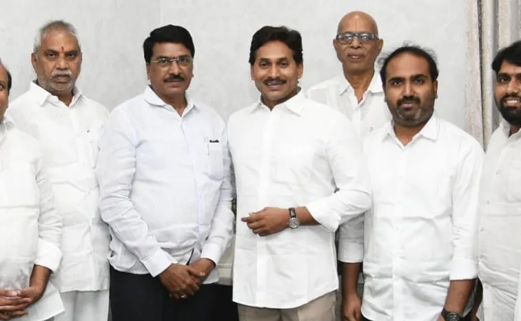 Brahmin Sanghas Meet YS Jagan Request For Prakasham Pantulu Statue