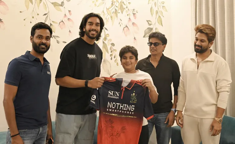 Cricketer Venkatesh Iyer gives surprise gift to Allu Arjun son
