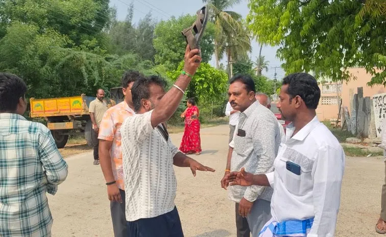 ఎమ్మెల్యే పులవర్తికి ‘చెప్పు’ చూపించిన మరో కూటమి నేత
