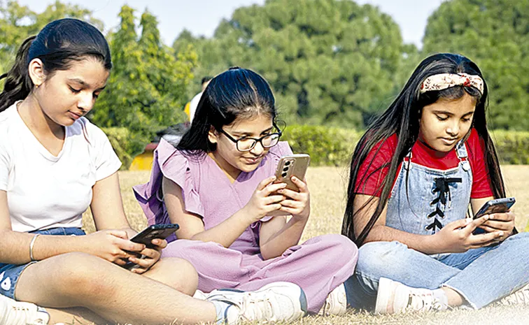 Children playing mobile games1