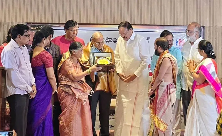 Gora Sastry Best Journalist Award Presented to Gundu Valliswar