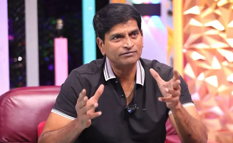 'ఫస్ట్ డేనే అలా చేయడం తప్పు..  ఫ్రీ షోలు వేయాలి'