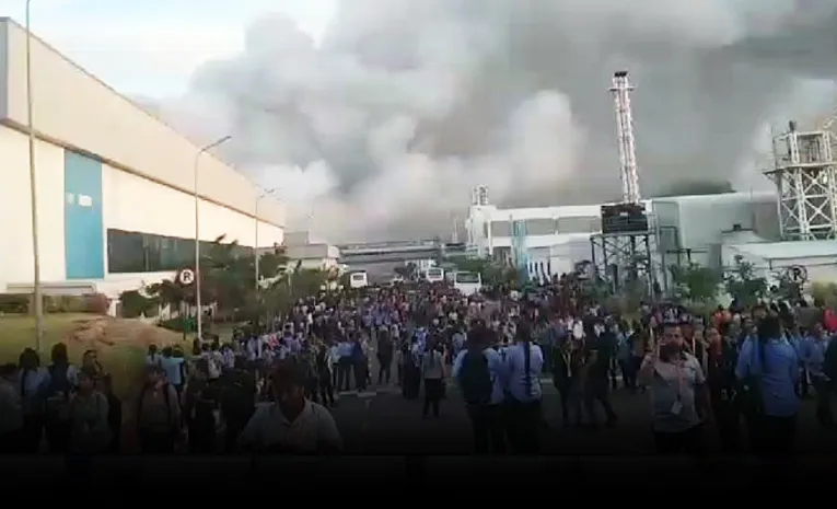 హ్యుందాయ్‌ కార్ల షోరూంలో భారీ అగ్ని ప్రమాదం