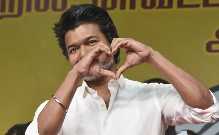 ఫస్ట్‌ టైమ్‌ ప్రజల్లోకి విజయ్‌.. రేపు తిరుచ్చిలో పర్యటన