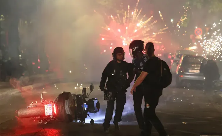 PSG fans set fires, scuffle with police after Champions League title win