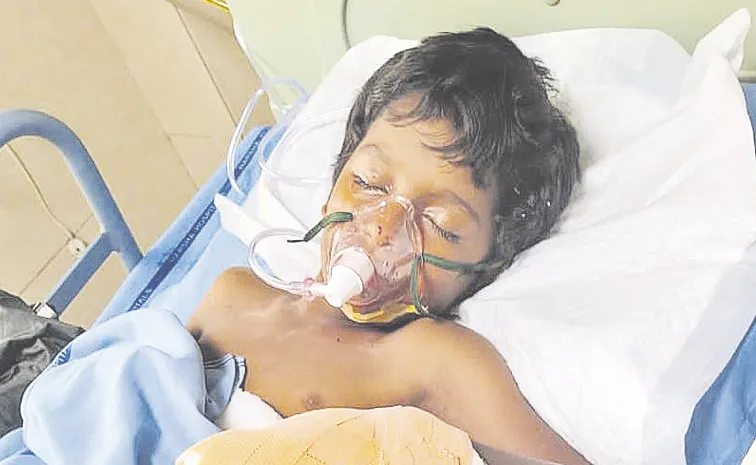బ్యాటరీ పేలి.. తెగిపడిన బాలుడి చేతి వేళ్లు