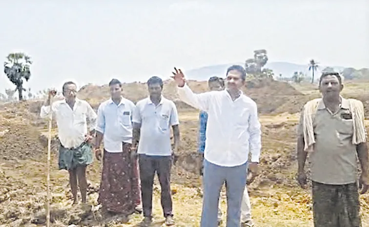 రిటర్నబుల్‌ ప్లాట్లలో అక్రమ తవ్వకాలు